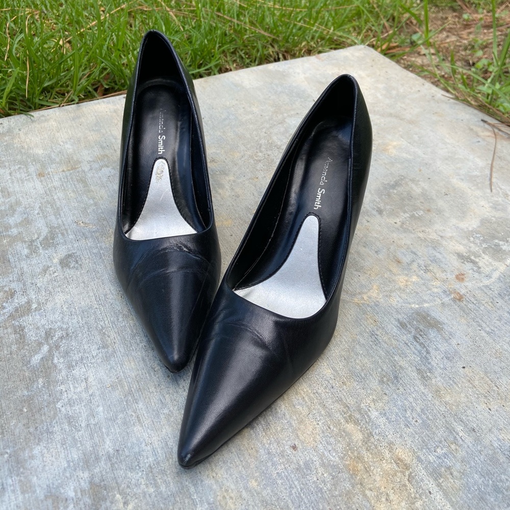 Amanda Smith black leather pumps